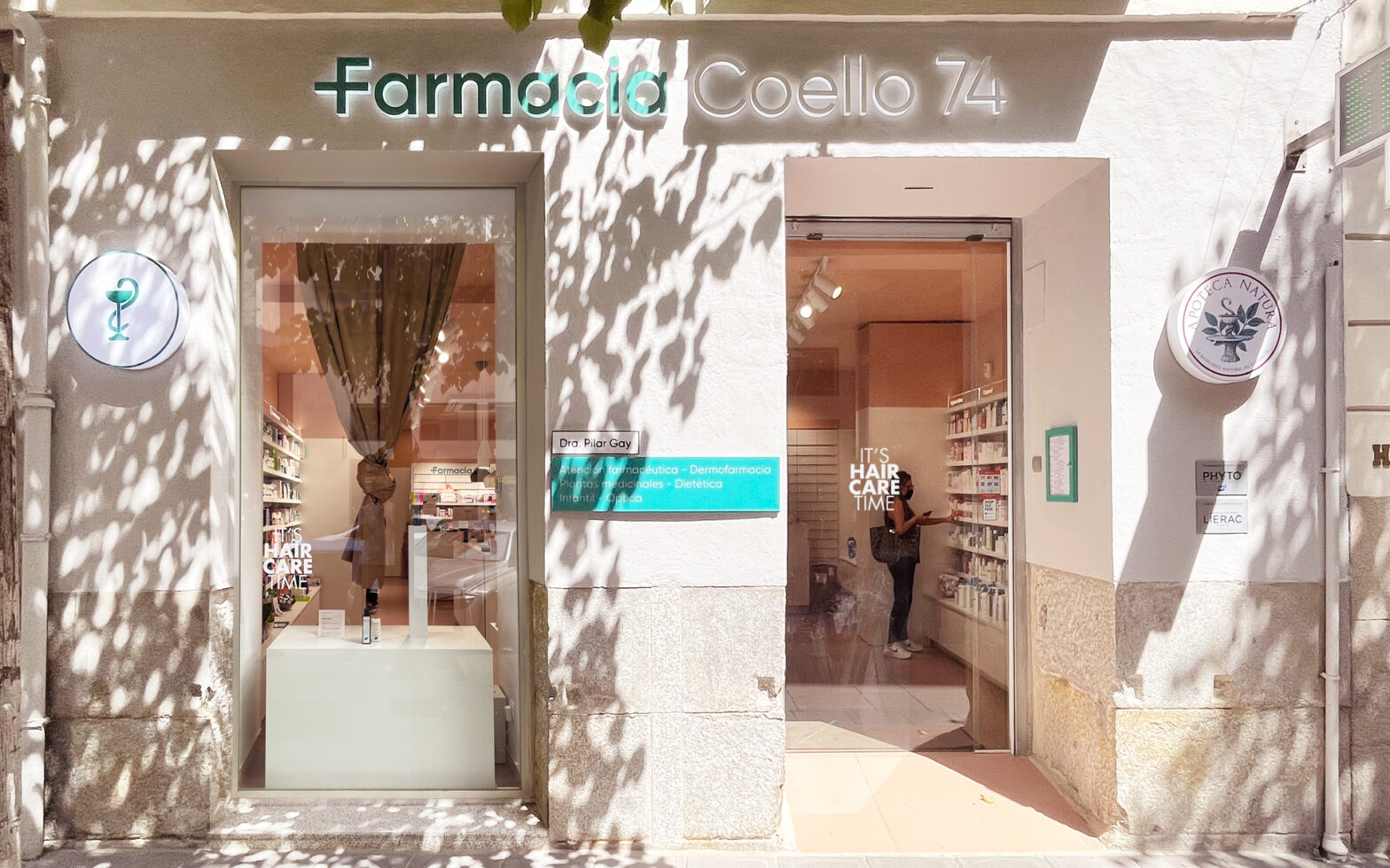 Interior design for Farmacia Coello 74, facade with autumn display "It's Hair Care Time".